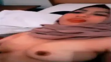 Bokep Jilbab Cantik Digarap Di Kamar Kos Kosan poster